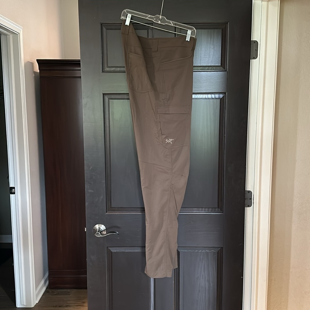 Men’s Arc’Teryx Cargo Pant size 38x35